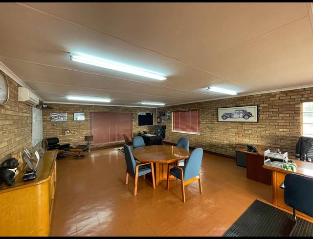 2,000M² WAREHOUSE FOR SALE IN GLEN AUSTIN AH